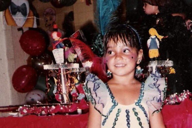 Caroline Vilhena fantasiada de bailarina, quando criança, e hoje, com a filha,  Laura, que também adora comemorar o carnaval