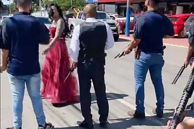 À polícia, envolvidos alegaram que armas eram de pressão -  (crédito:  Crédito:Reprodução/Rede Sociais)