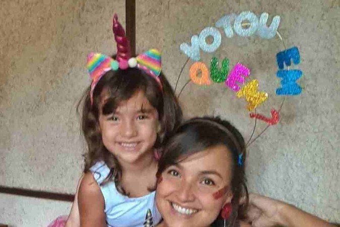 Revista. Carnaval saudosos. Caroline Vilhena com a filha, Laura, que adora comemorar o carnaval