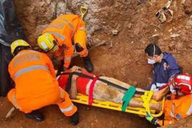 Homem de 52 anos foi soterrado enquanto trabalhava no Sul de MG - (crédito: Corpo de Bombeiros) Homem de 52 anos foi soterrado enquanto trabalhava no Sul de MG - (crédito: Corpo de Bombeiros)
