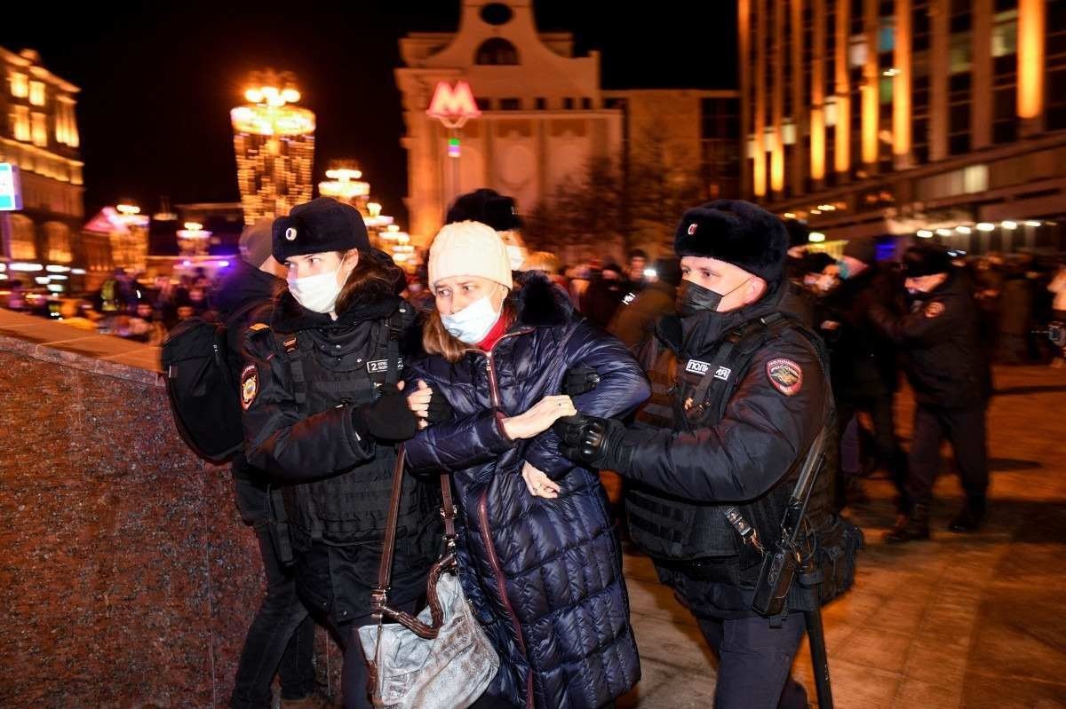  Police officers detain a demonstrator during a protest against Russia's invasion of Ukraine in Moscow on February 24, 2022. - Russian President Vladimir Putin launched a full-scale invasion of Ukraine on Thursday, killing dozens and triggering warnings from Western leaders of unprecedented sanctions. Russian air strikes hit military installations across the country and ground forces moved in from the north, south and east, forcing many Ukrainians flee their homes to the sounds of bombing. (Photo by Alexander NEMENOV / AFP)
      