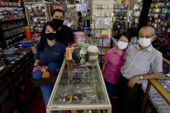 Bazar do Papai em Taguatinga faz 54 anos. Senhor Isamu Maeda com a esposa Tazuko Maeda ( Dona Tati ) e a filha Amélia Maeda com o marido Walisson Mota.