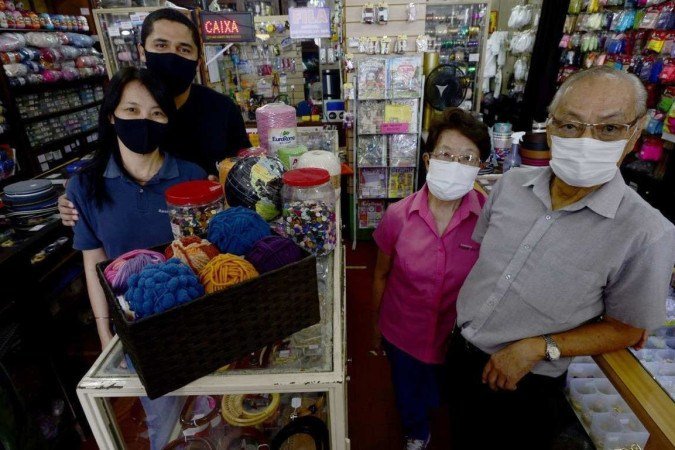  Brasil. Brasilia - DF - Bazar do Papai em Taguatinga faz 54 anos. Senhor Isamu Maeda com a esposa Tazuko Maeda ( Dona Tati ) e a filha Amélia Maeda com o marido Walisson Mota.