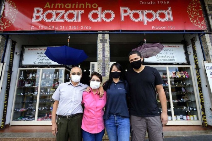 Isamu Maeda e a família colecionam 54 anos de lembranças, em Taguatinga, com o Bazar do Papai -  (crédito:  Marcelo Ferreira/CB/D.A Press)