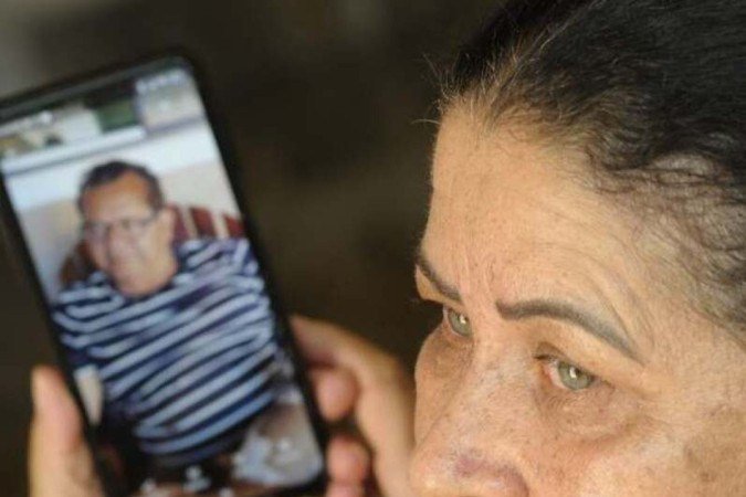  24/02/2022 Crédito: Carlos Vieira/CB/D.A Press. Brasil. Brasilia - DF. Cidades. Pessoas que perderam familiares para a Covid19. Na foto, Analia Mota perdeu o marido.