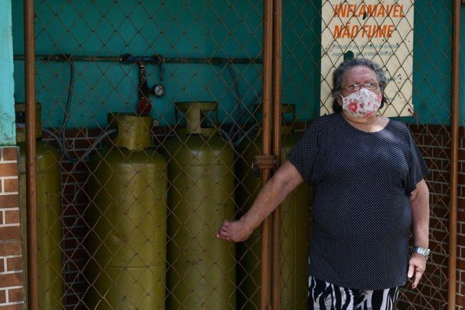  24/02/2022. Crédito: Ed Alves/CB/D.A Press. Brasil. Brasília - DF. Cidades. Izabel Cristina Guimaraes trabalha na instituição há 16 anos. Qualquer doação de móveis, roupas, brinquedos e alimentos ajuda a comunidade