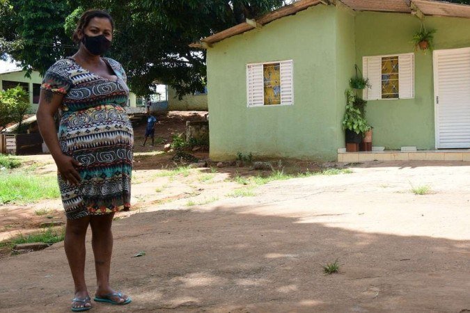  24/02/2022. Crédito: Ed Alves/CB/D.A Press. Brasil. Brasília - DF. Cidades.Rafaela Alves Pinheiro, 32 anos, descobriu o vírus há 14 anos atrás, quando contraiu a doença do marido. Desde então foi acolhida pela Fale e criou uma nova família