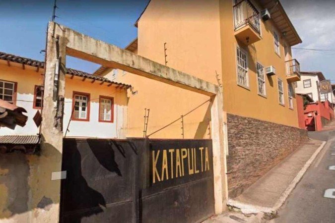 República e hotel dividem parede em Ouro Preto - (crédito: Reprodução/ Google Street View) República e hotel dividem parede em Ouro Preto - (crédito: Reprodução/ Google Street View)
