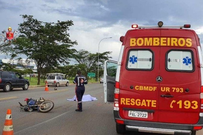 O motoqueiro Leandro B. 24, infelizmente não resistiu e foi constatado o óbito no local - (crédito: CBMDF/CB/DAPRESS) O motoqueiro Leandro B. 24, infelizmente não resistiu e foi constatado o óbito no local - (crédito: CBMDF/CB/DAPRESS)