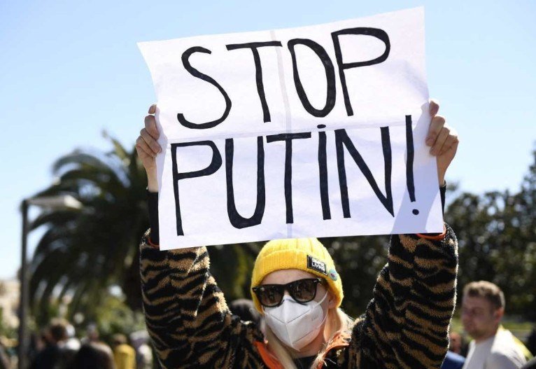 Manifestantes protestam em apoio à Ucrânia, em Los Angeles, em 24 de fevereiro de 2022. - O presidente russo, Vladimir Putin, lançou uma invasão em larga escala da Ucrânia na quinta-feira, desencadeando ataques aéreos e ordenando que tropas terrestres cruzassem a fronteira em combates que as autoridades ucranianas disseram ter deixado. dezenas de pessoas mortas.      