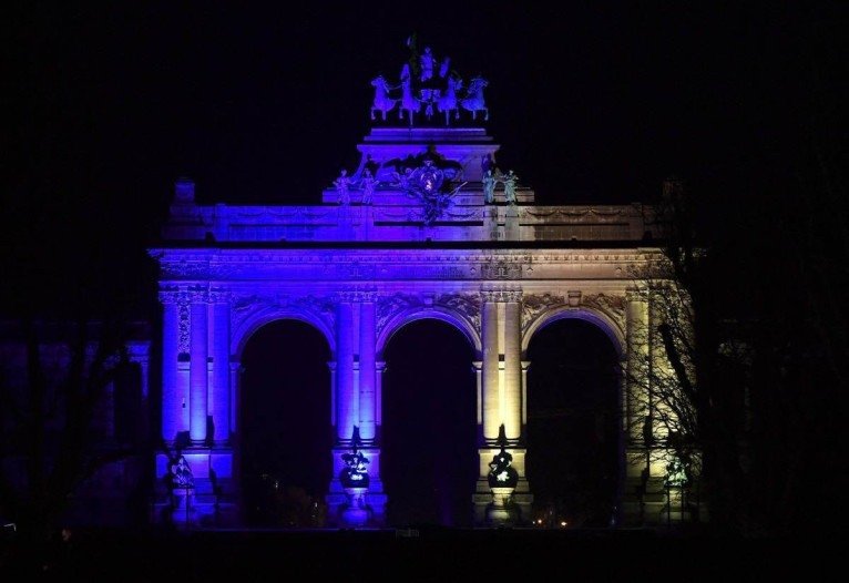O Parque Cinquantenaire é iluminado com a cor da bandeira ucraniana durante a cúpula de emergência sobre a crise Rússia-Ucrânia na sede da UE em Bruxelas, em 24 de fevereiro de 2022      Caption 