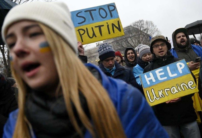 Manifestantes protestam em apoio à Ucrânia em frente à Casa Branca, em Washington, DC, em 24 de fevereiro de 2022. - O presidente russo, Vladimir Putin, lançou uma invasão em larga escala da Ucrânia em 24 de fevereiro, desencadeando ataques aéreos e ordenando tropas terrestres em todo o país. fronteira nos combates que, segundo as autoridades ucranianas, deixaram dezenas de mortos.      