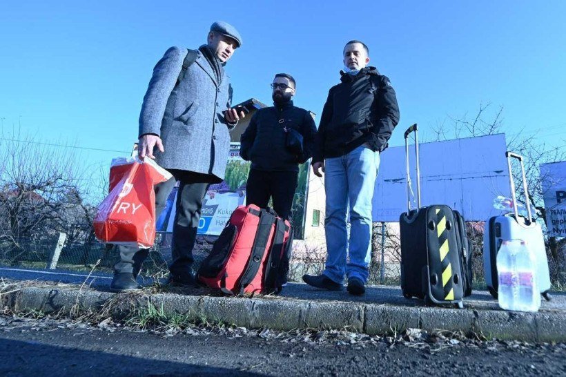 Após a notícia do ataque militar russo contra a Ucrânia, esses médicos ucranianos tentam voltar para casa da Hungria pegando carona na passagem de fronteira de Zahony em 24 de fevereiro de 2022. - 'Infelizmente, temos que contar com um número crescente de cidadãos ucranianos chegando à Hungria e presumivelmente solicitando o status de refugiado após o ataque militar de hoje', disse o primeiro-ministro húngaro, Viktor Orban, em 24 de fevereiro de 2022.      