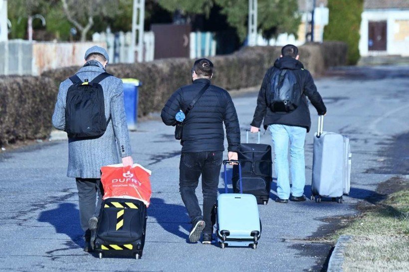 Após a notícia do ataque militar russo contra a Ucrânia, esses médicos ucranianos tentam voltar para casa da Hungria pegando carona na passagem de fronteira de Zahony em 24 de fevereiro de 2022. - 'Infelizmente, temos que contar com um número crescente de cidadãos ucranianos chegando à Hungria e presumivelmente solicitando o status de refugiado após o ataque militar de hoje', disse o primeiro-ministro húngaro, Viktor Orban, em 24 de fevereiro de 2022.      