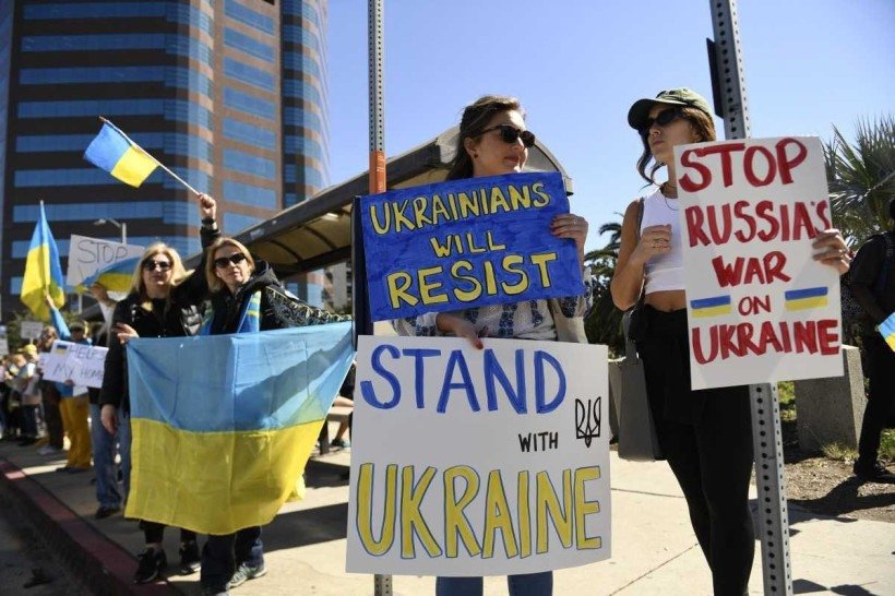       Manifestantes protestam em apoio à Ucrânia, em Los Angeles, em 24 de fevereiro de 2022. - O presidente russo, Vladimir Putin, lançou uma invasão em larga escala da Ucrânia na quinta-feira, desencadeando ataques aéreos e ordenando que tropas terrestres cruzassem a fronteira em combates que as autoridades ucranianas disseram ter deixado. dezenas de pessoas mortas.