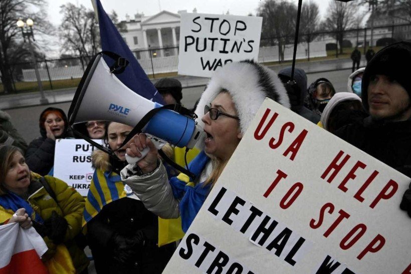 Manifestantes protestam em apoio à Ucrânia em frente à Casa Branca, em Washington, DC, em 24 de fevereiro de 2022. - O presidente russo, Vladimir Putin, lançou uma invasão em larga escala da Ucrânia em 24 de fevereiro, desencadeando ataques aéreos e ordenando tropas terrestres em todo o país. fronteira nos combates que, segundo as autoridades ucranianas, deixaram dezenas de mortos.      