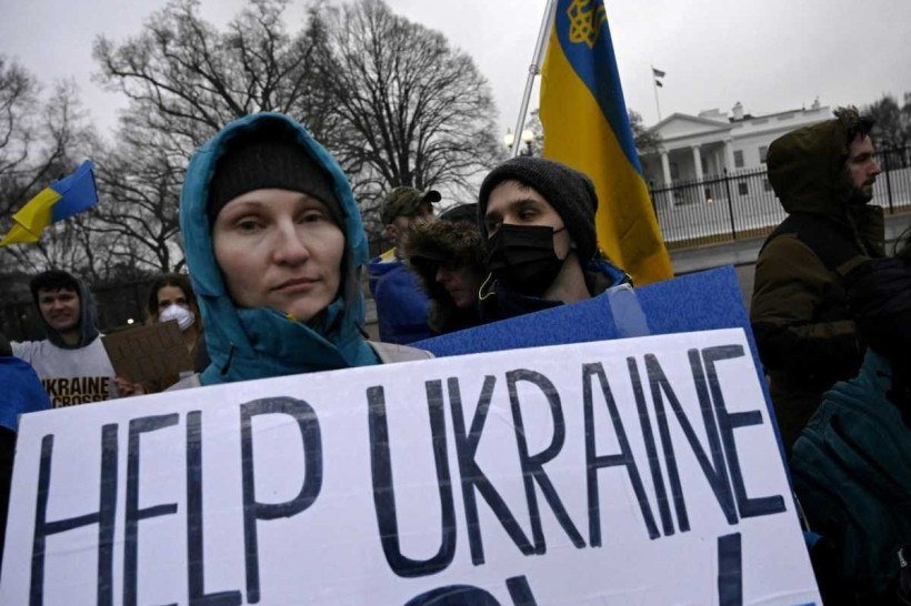 Manifestantes protestam em apoio à Ucrânia em frente à Casa Branca, em Washington, DC, em 24 de fevereiro de 2022. - O presidente russo, Vladimir Putin, lançou uma invasão em larga escala da Ucrânia em 24 de fevereiro, desencadeando ataques aéreos e ordenando tropas terrestres em todo o país. fronteira nos combates que, segundo as autoridades ucranianas, deixaram dezenas de mortos.      