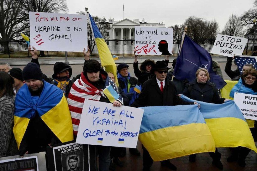 Manifestantes protestam em apoio à Ucrânia em frente à Casa Branca, em Washington, DC, em 24 de fevereiro de 2022. - O presidente russo, Vladimir Putin, lançou uma invasão em larga escala da Ucrânia em 24 de fevereiro, desencadeando ataques aéreos e ordenando tropas terrestres em todo o país. fronteira nos combates que, segundo as autoridades ucranianas, deixaram dezenas de mortos.      