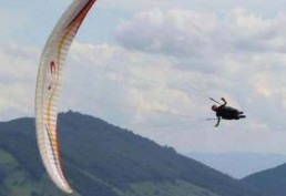 Casal cai 30 metros de paraglider durante pedido de casamento 