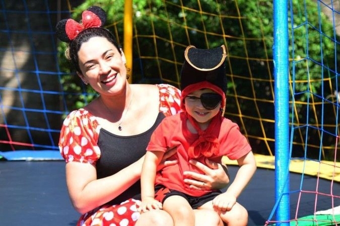 Manuela Bennett teve seu filho, Fernando, um dia após ir para as ruas no carnaval. Hoje, a dupla continua comemorando a data juntos. - (crédito: Ed Alves/CB) Manuela Bennett teve seu filho, Fernando, um dia após ir para as ruas no carnaval. Hoje, a dupla continua comemorando a data juntos. - (crédito: Ed Alves/CB)