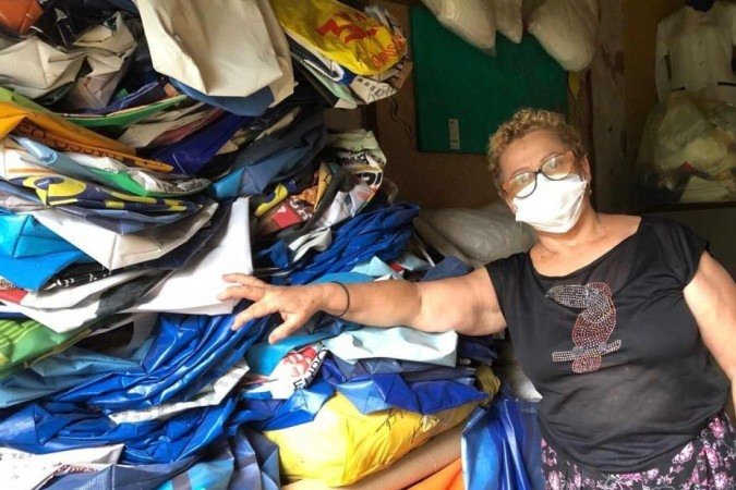 A presidente da associação, Marlene Leal, mostra parte do volume de peças encalhadas