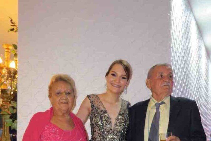 A formatura de Yanna Ribeiro era um grande sonho para os avós Maria e Elson Ribeiro 
da Silva
