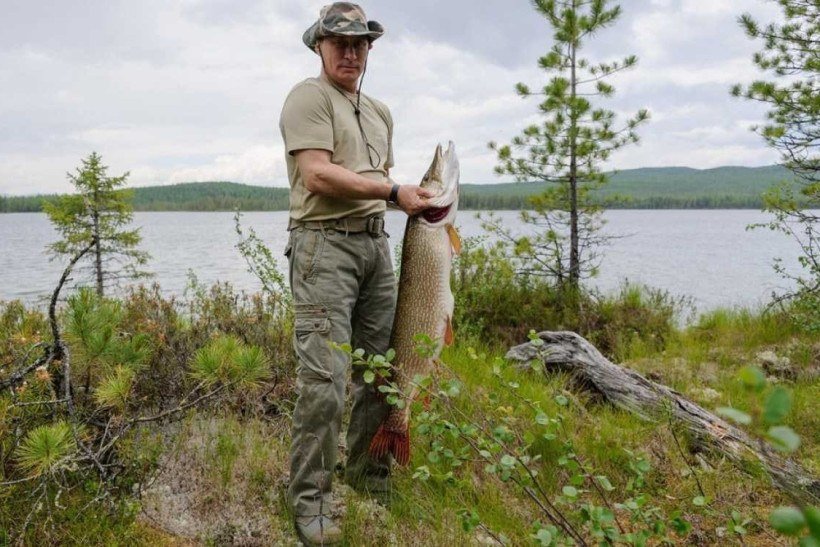 Presidente da Rússia Vladimir Putin em foto em que aparece pescando na Sibéria