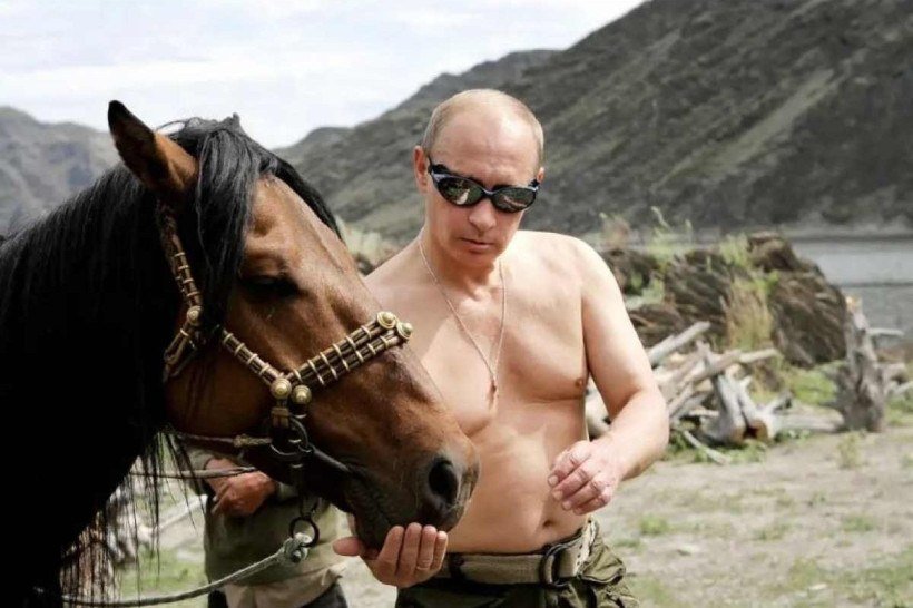 Putin alimenta cavalo durante suas férias perto da cidade de Kyzyl, no sul da Sibéria, no dia 3 de agosto de 2009.
