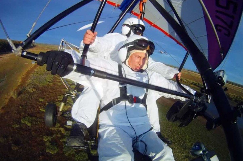 Putin pilota asa-delta motorizada ao participar de experimento científico destinado à preservação de uma espécie rara de garça, no dia 5 de setembro de 2012.