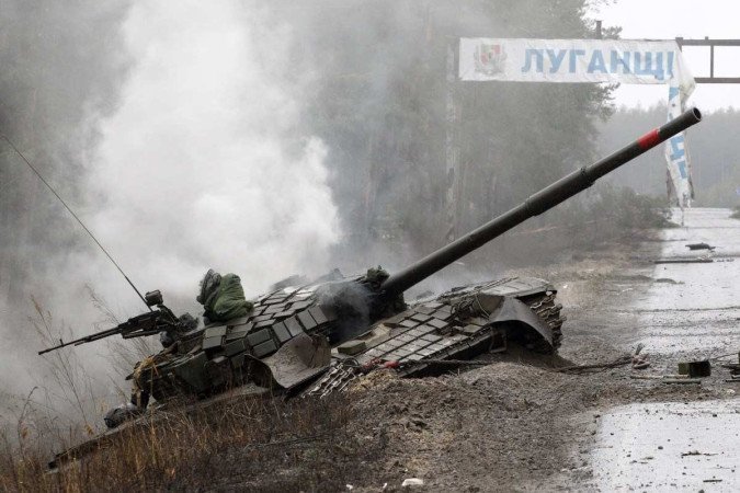 Fumaça sobe de um tanque russo destruído pelas forças ucranianas ao lado de uma estrada na região de Lugansk - (crédito: Anatolii Stepanov / AFP) Fumaça sobe de um tanque russo destruído pelas forças ucranianas ao lado de uma estrada na região de Lugansk - (crédito: Anatolii Stepanov / AFP)