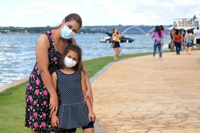 Patrícia resolveu passear com a filha, Lívia, no Pontão do Lago Sul