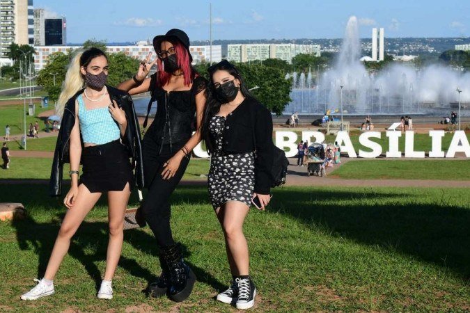  26/02/2022. Crédito: Ed Alves/CB/D.A Press. Brasil. Brasília - DF. Cidades. Movimentação no Pontão do Lago, Torre de TV, Parque da Cidade e Bares no Sudoeste, nesse sabado de Carnaval. Na foto Louise Lelis (cabelo Loiro), Sabrina Silva (Cabelo Vermelho) e Sarah Evelyn Silva (cabelo Preto. 