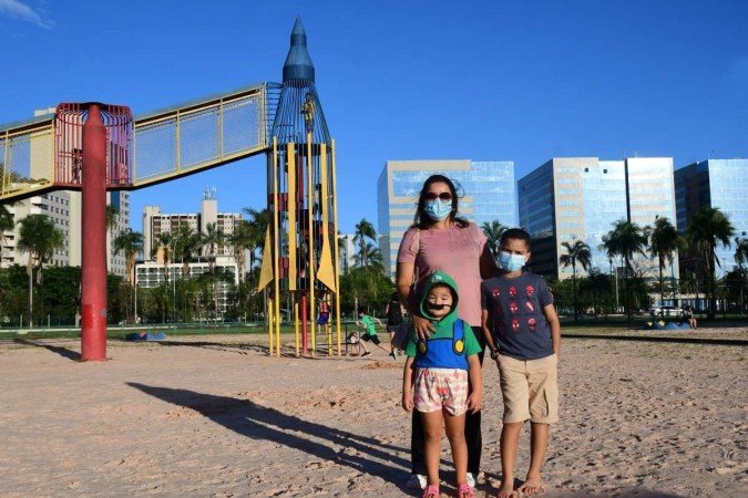 Gyslhyne levou os filhos Carlos e Marina ao Parque Ana Lídia