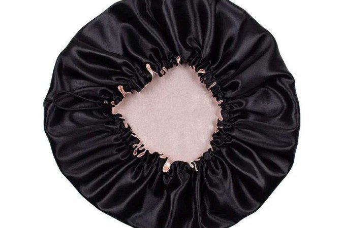 Touca noturna de cetim preto com rosa, da Bio Extratus (R$ 26,90) 