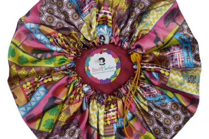 Touca de cetim ajustável dupla face com estampa africana, da Boutique dos Cachos (R$ 34,90) 
