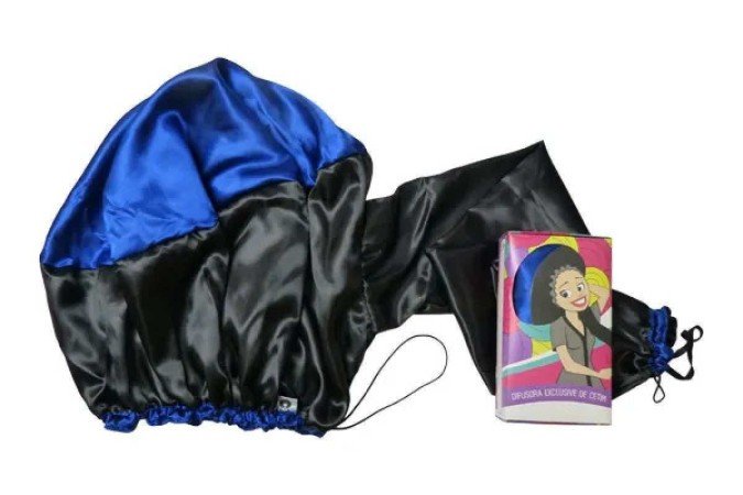 Touca de cetim difusora anti frizz preta com azul, da Boutique dos Cachos (R$ 39,90) 