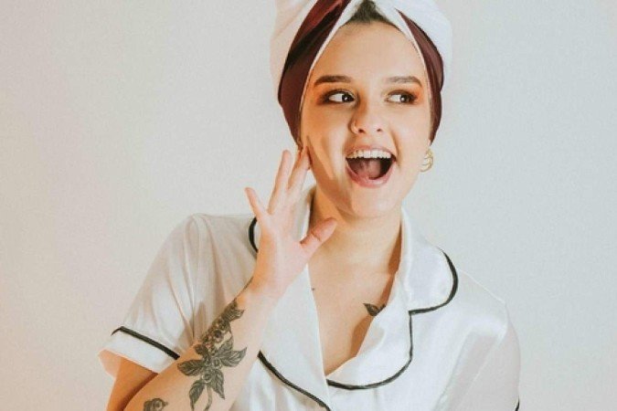 Toalha turbante anti frizz de microfibra, da Cetim-tim 
(R$ 39,90). 
A microfibra não absorve tanto a hidratação!
