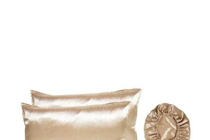 Kit 2 fronhas e uma touca dupla face dourado, da Yaries Confecções, à venda na Dafiti (de R$ 69,90 por R$ 49,90) 