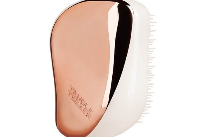 Escova de bolsa compacta, 
da Tangle Teezer, à venda na Sephora (de 
R$ 140 por R$ 95)
