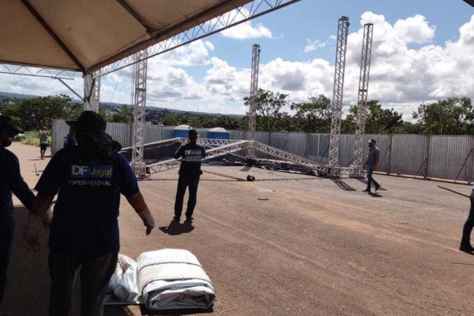 DF Legal removeu e apreendeu estrutura de evento na Asa Norte - (crédito: Divulgação/DF Legal) DF Legal removeu e apreendeu estrutura de evento na Asa Norte - (crédito: Divulgação/DF Legal)