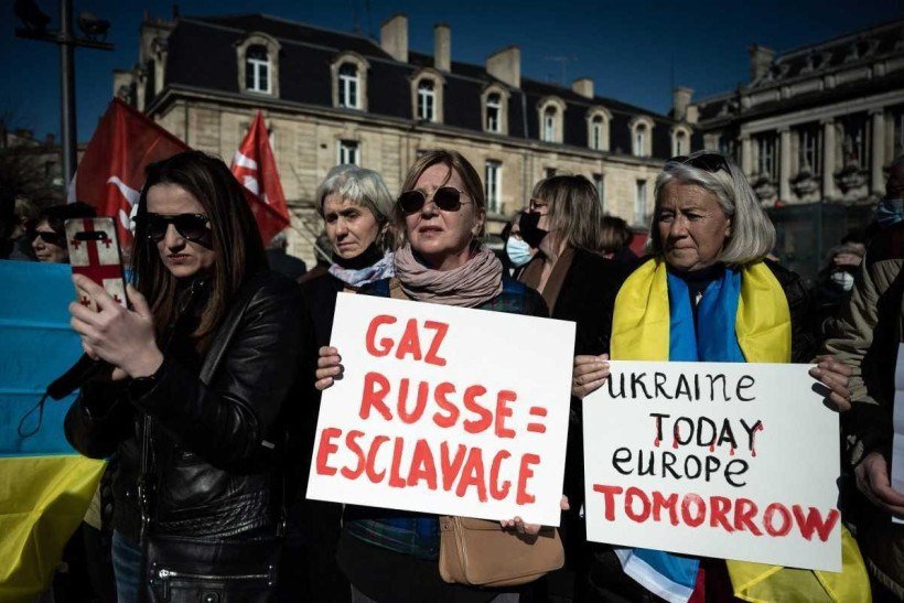  Protesters hold placards during a rally against Russia's invasion of Ukraine in Bordeaux, southwestern France, on February 26, 2022. (Photo by Philippe LOPEZ / AFP)

      