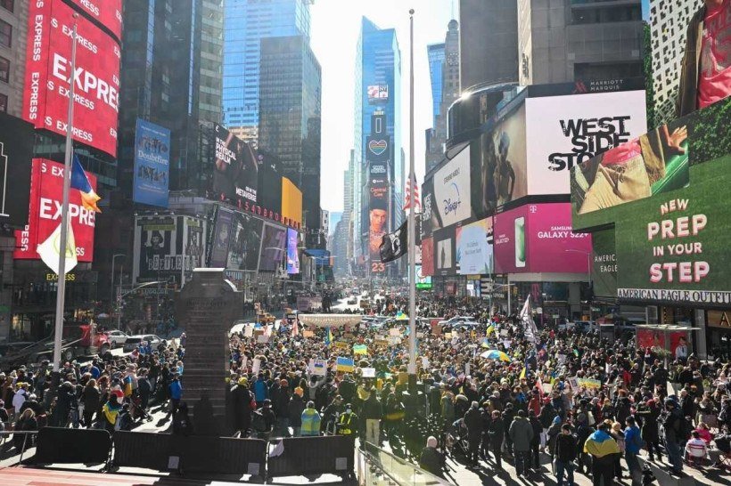  NEW YORK, NEW YORK - FEBRUARY 26: Hundreds of people gather for a 'Stand With Ukraine' rally in Times Square on February 26, 2022 in New York City. Ukrainians, Ukrainian-Americans and allies gathered to show support for Ukraine and protest against the Russian invasion.   Alexi Rosenfeld/Getty Images/AFP== FOR NEWSPAPERS, INTERNET, TELCOS & TELEVISION USE ONLY ==
      