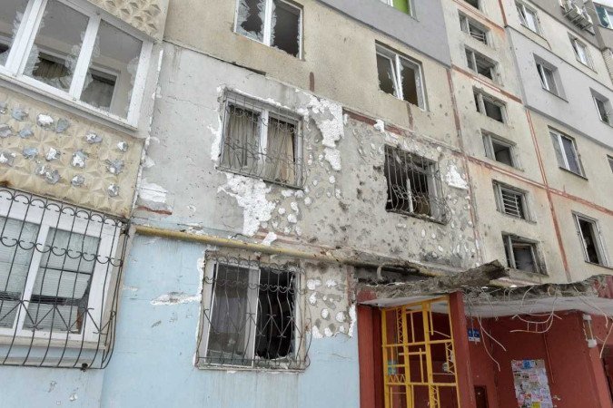 Uma visão de um edifício residencial danificado por um bombardeio recente em Kharkiv em 26 de fevereiro de 2022. - A Rússia em 26 de fevereiro ordenou que suas tropas avançassem na Ucrânia 