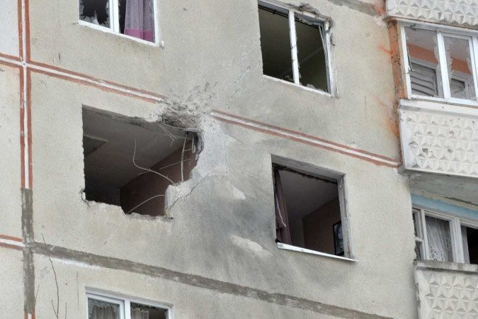 Uma visão de um edifício residencial danificado por um bombardeio recente em Kharkiv em 26 de fevereiro de 2022. - A Rússia em 26 de fevereiro ordenou que suas tropas avançassem na Ucrânia 