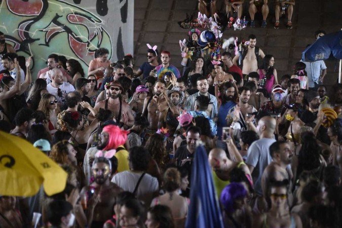 Bloco-protesto reuniu, ao menos, 700 pessoas no Buraco do Tatu, que desfilaram na região central da cidade