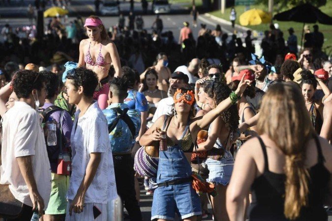 Blocos de rua desrespeitaram medidas de distanciamento - (crédito: Minervino Júnior/CB/D.A.Press) Blocos de rua desrespeitaram medidas de distanciamento - (crédito: Minervino Júnior/CB/D.A.Press)