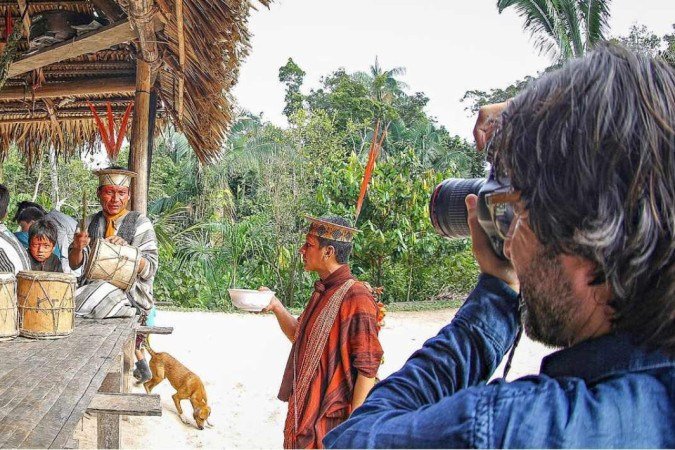 Fotógrafo Ricardo Stuckert durante a produção das imagens do livro Povos originários - Guerreiros do tempo