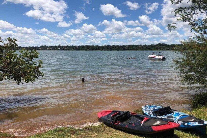 Bombeiros do DF atuam no resgate às vítimas de naufrágio de uma lancha no Lago Paranoá, perto da Ponte das Garças