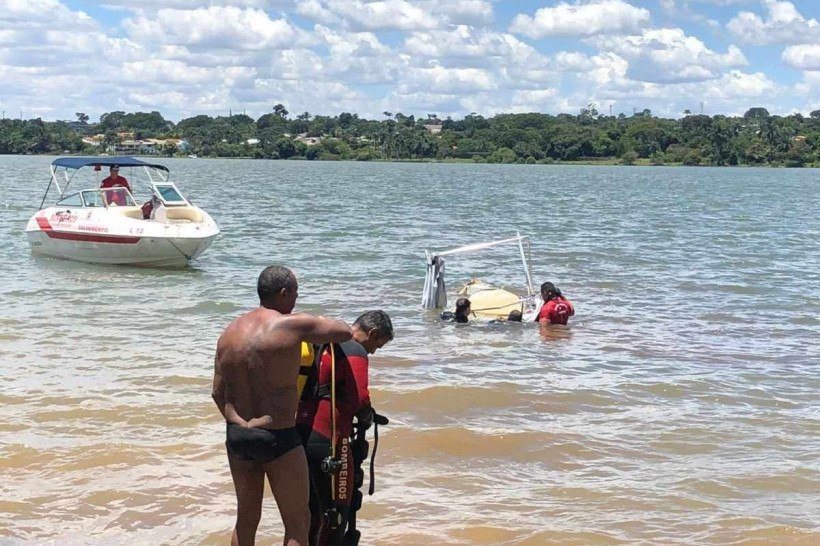 Lancha afunda no Lago Paranoá
