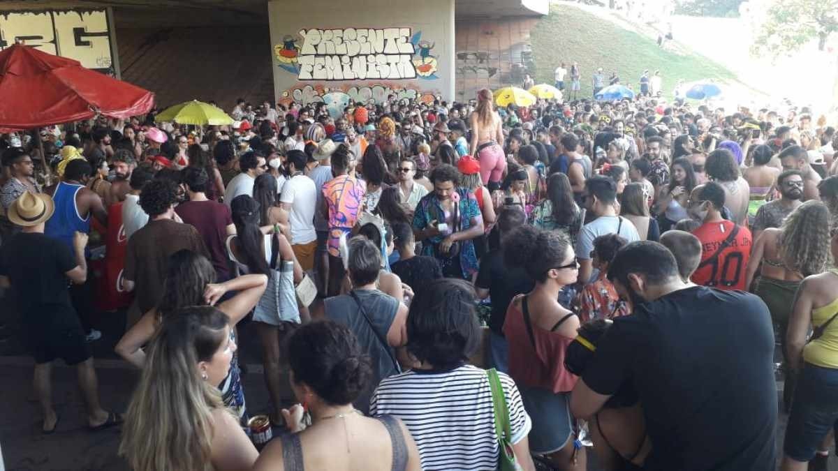 Aglomerado e sem máscara, bloco de carnaval desafia proibição em 